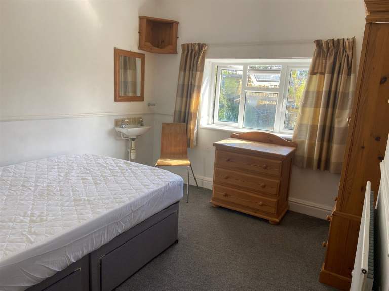 Double room in a uniquely large semidetached house to let in Queen park area in Bournemouth.