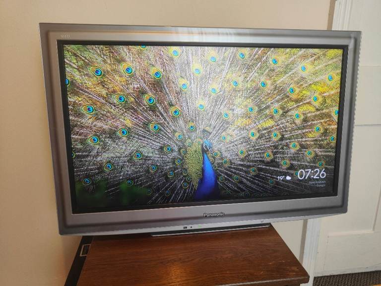 Panasonic TX-L32D28BSA 32-inch LCD TV with Remote