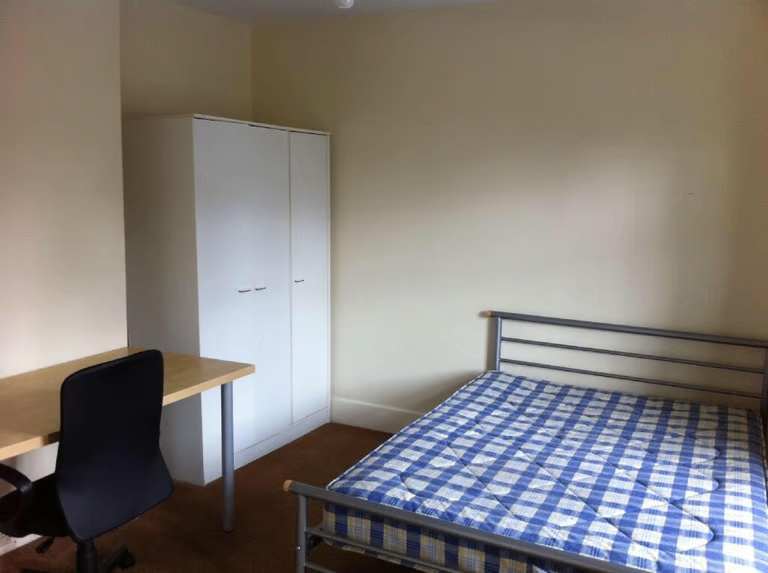 Spacious 4-Bed House for Rent – NG7 2JQ