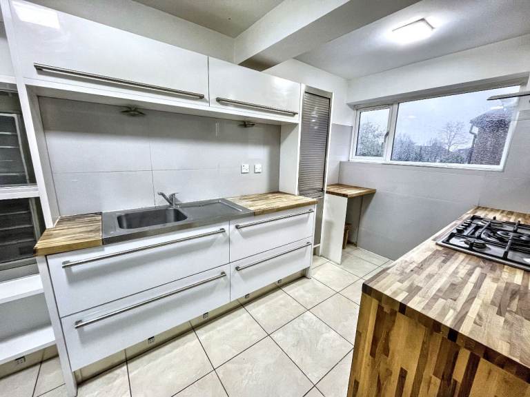 Spacious 3 Bedroom Flat - Burnham