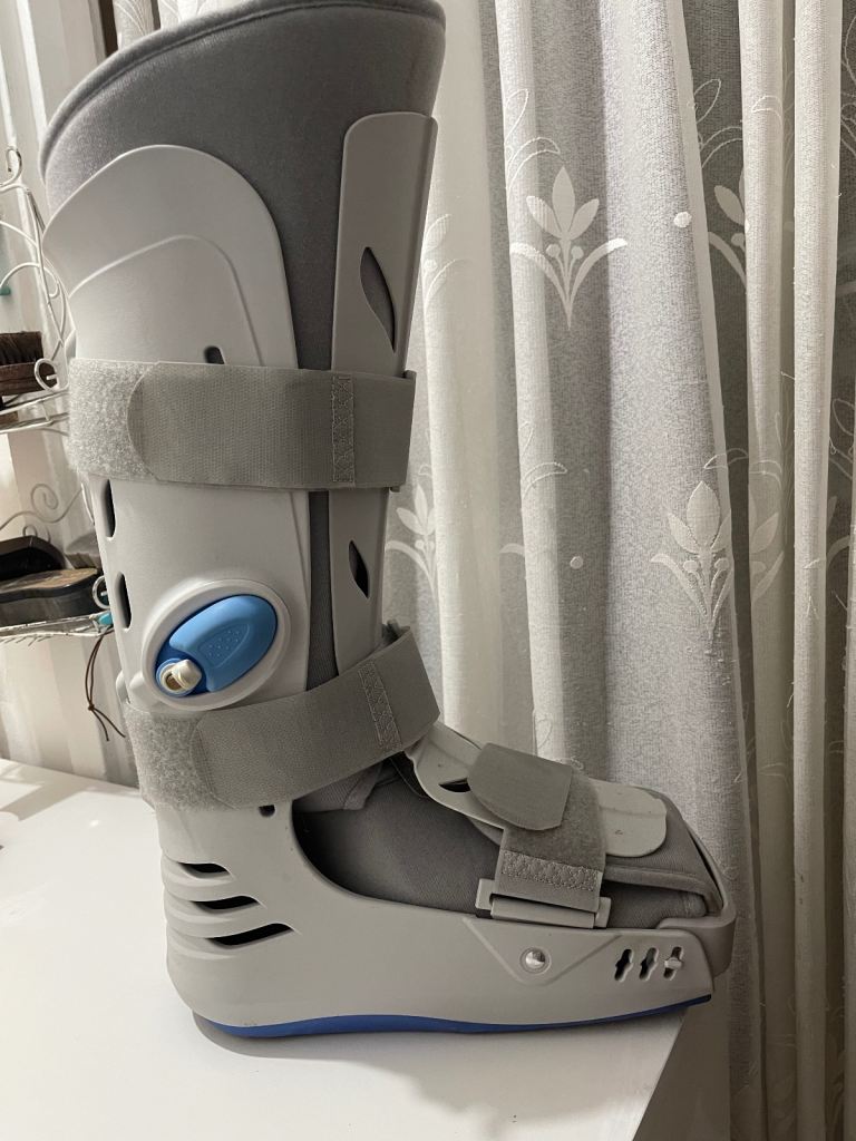Boot leg support for tendon strain:broken leg 