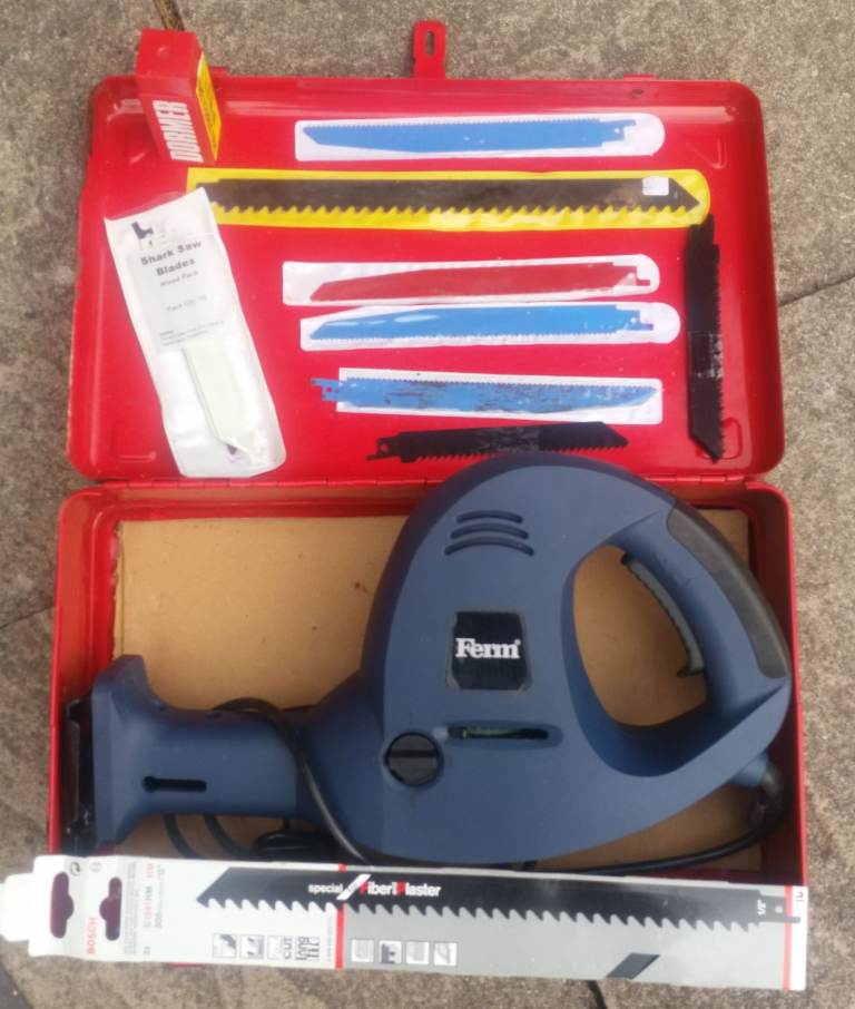 Ferm corded sabre electric saw with blades + a case (Tools)