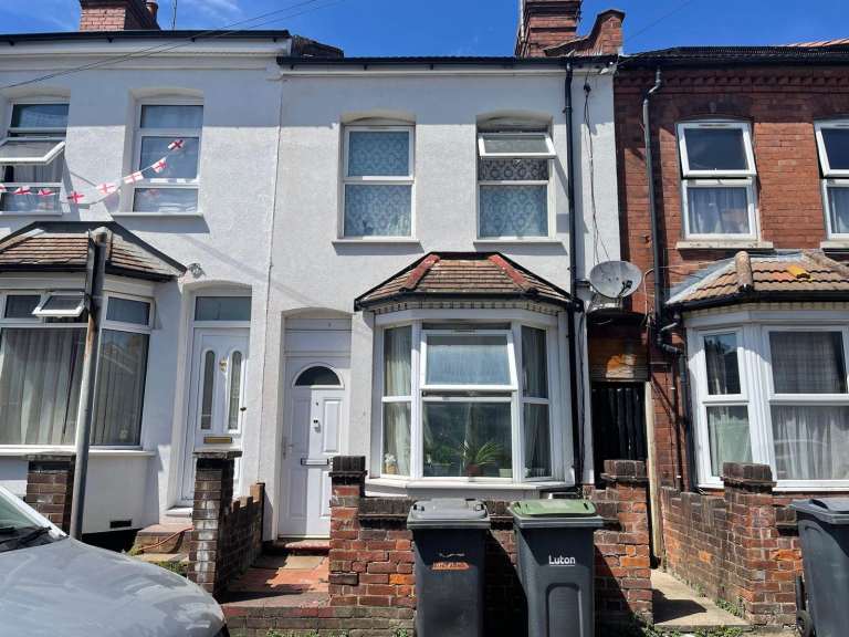 **NEW**Great For Families**Biscot Area**Double Bedrooms**Two Reception Rooms**Near Shops & Schools**