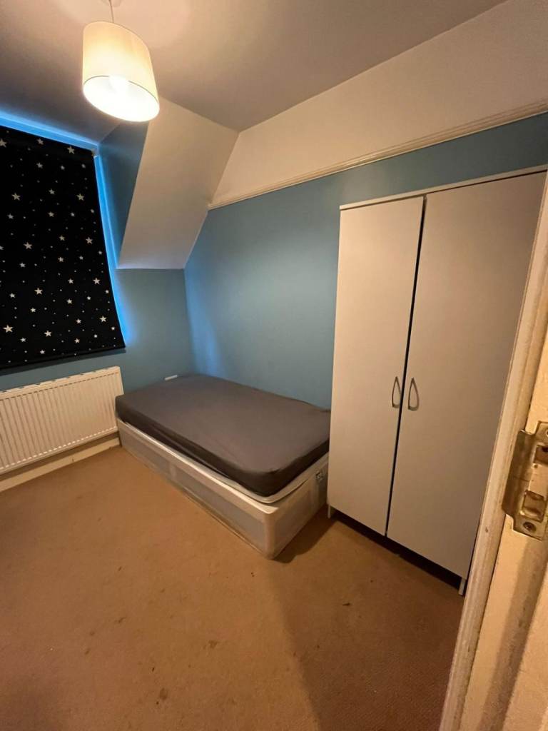 Fully Furnished Rooms Available in House Share. Ideal for UC Applicants 35 years old and over.