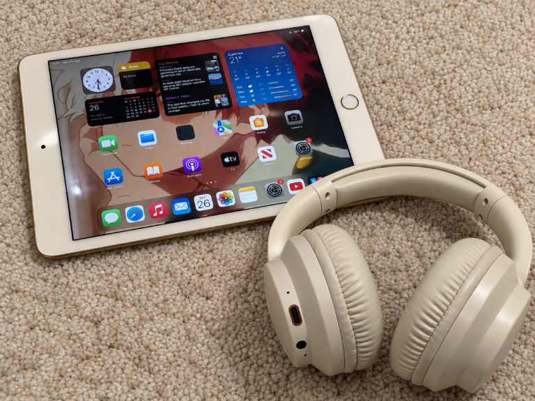 iPad mini 4th Gen White & Gold Wi-Fi & Sim 32Gb & Bluetooth Headphones Excellent Condition
