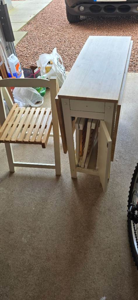 Dining table + 4 chairs