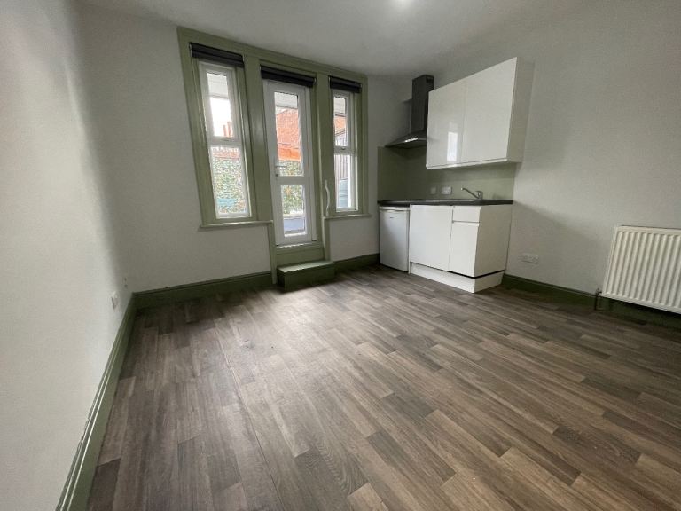ALL BILLS INCLUDED CHEAP CLEAN MODERN BALCONY Studio Flat Charminster Ideal single person 