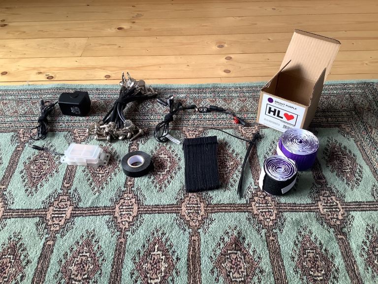 Pedalboard starter kit, power supply, cables, patch leads and containment