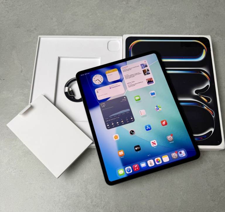 Apple iPad Pro 13 Inch, 2024 M4 Wi-Fi 256GB Space Black. Excellent Condition!