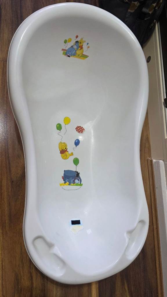 Baby bath tub with water temperature 