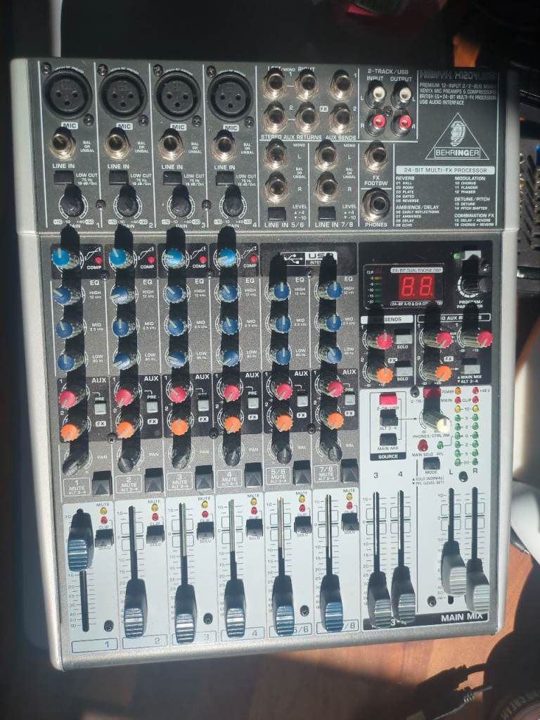 Behringer Xenyx X1204USB