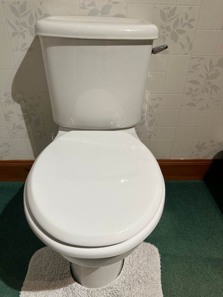 Armitage Shanks Toilet c/w seat and flush unit