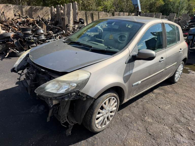 2012 RENAULT CLIO BREAKING SPARES PARTS 