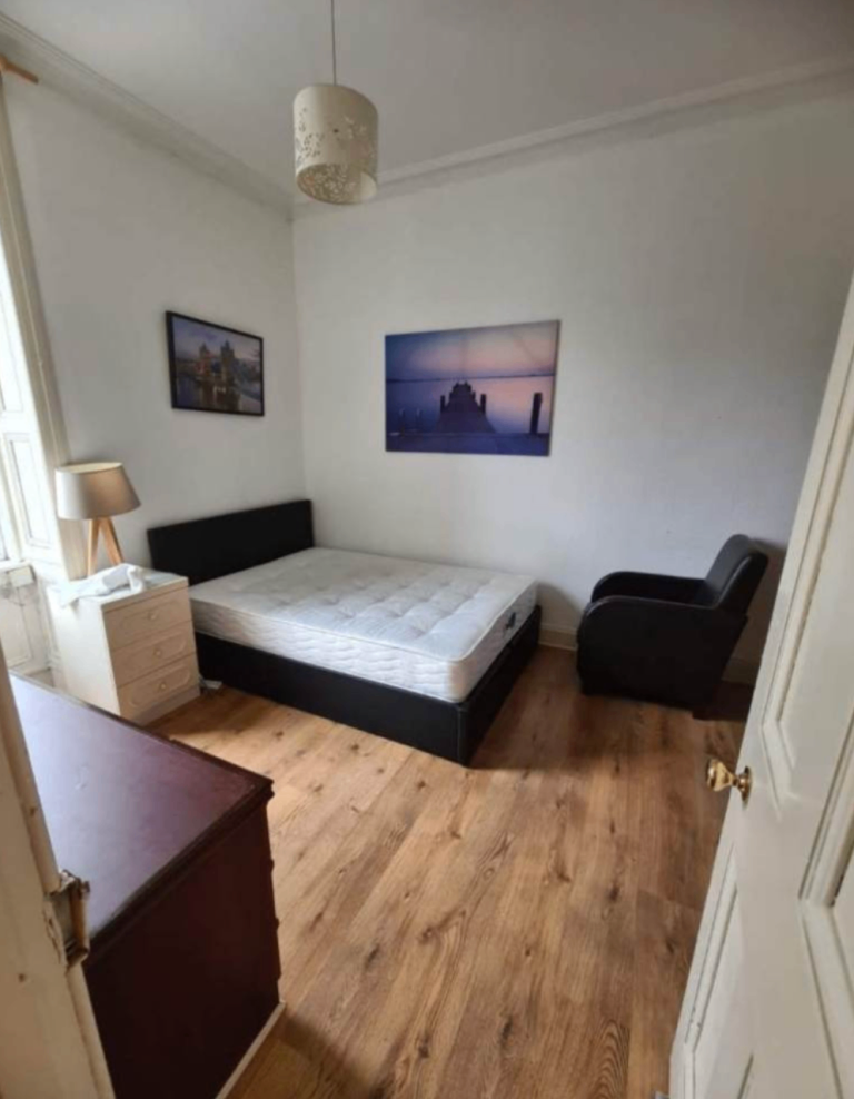 Modern 2-Bedroom Flat | Furnished | Fitted Kitchen | Parking | Westfield Road, Edinburgh - EH11