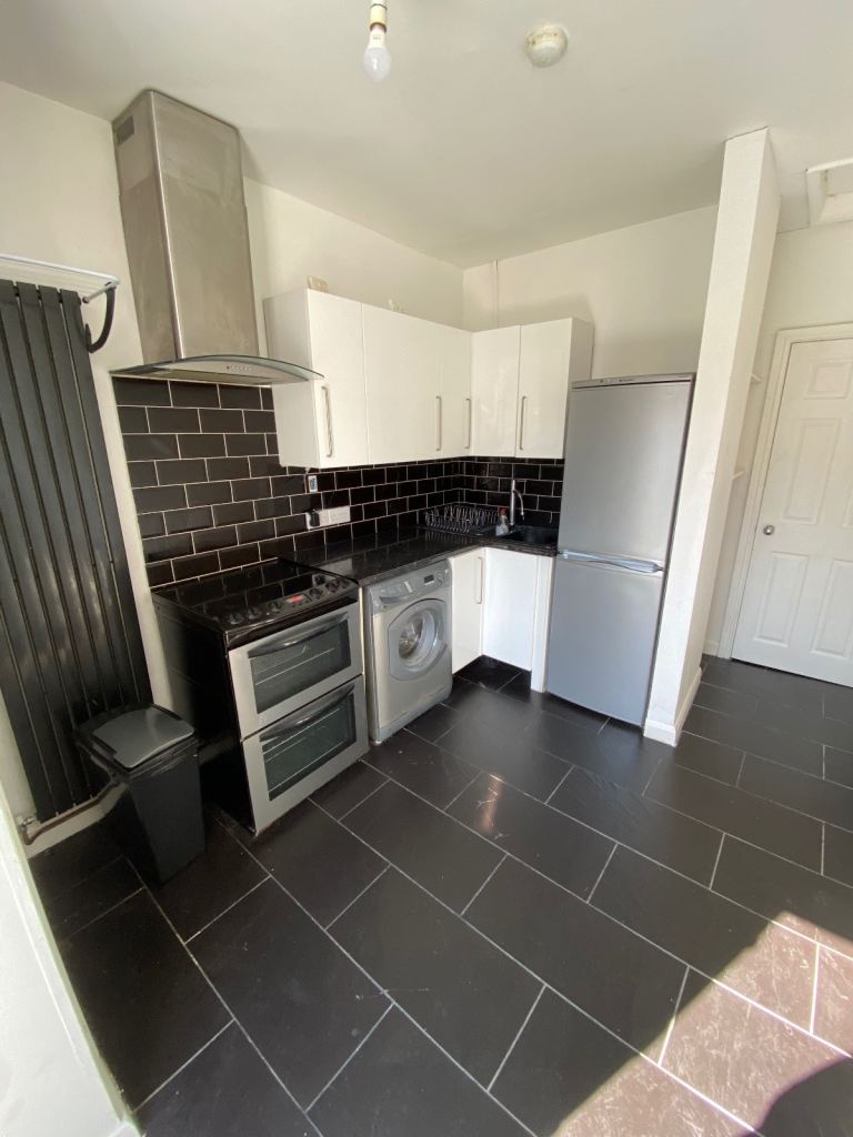 Flat 2 bed 1 bathroom +retail space underneath 