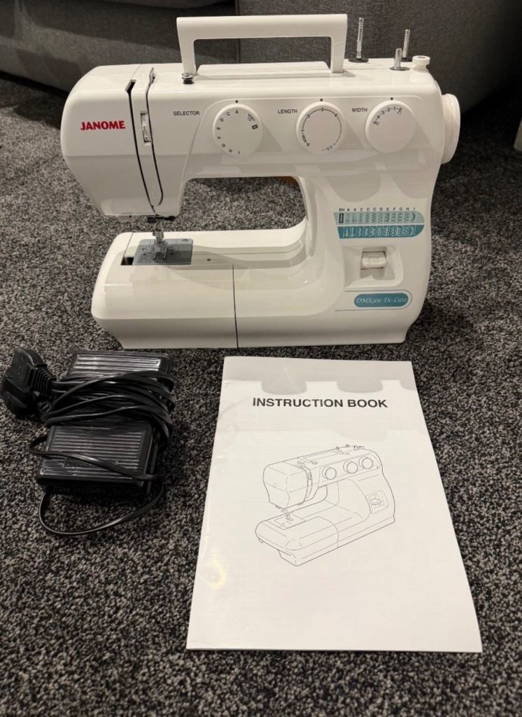 Janome DMX300 DeLuxe Sewing Machine – Like New Condition