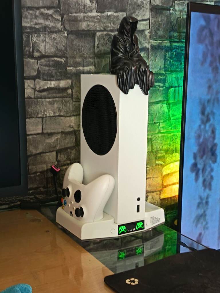 XBOX SERIES S 512GB WHITE WITH COOLER/CHARGER DOCK ,SAMSUNG 32IN 4K UHD GAMING MONITOR WITH BOXES