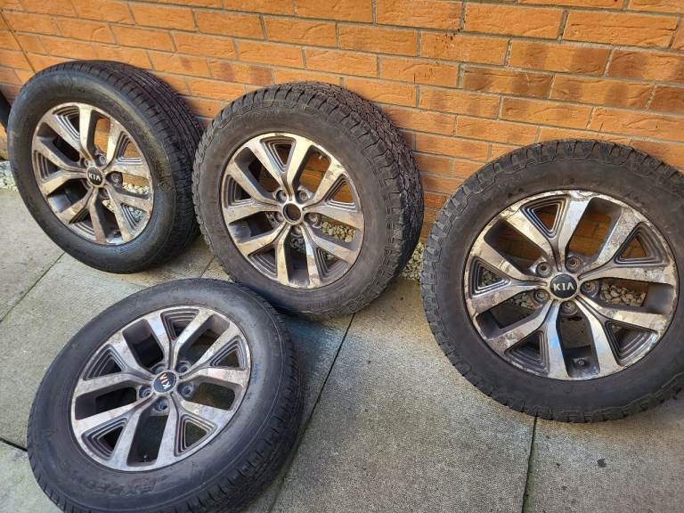 GENUINE KIA SPORTAGE 2014 ALLOY WHEELS AND TYRES 