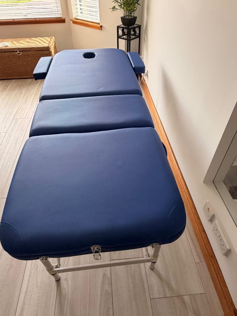 PORTABLE MASSAGE BED WITH COVER AND ADJUSTABLE HEIGHT