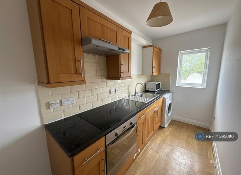 1 bedroom flat in Uxbridge Road, Hillingdon, UB10 (1 bed) (#2950110)