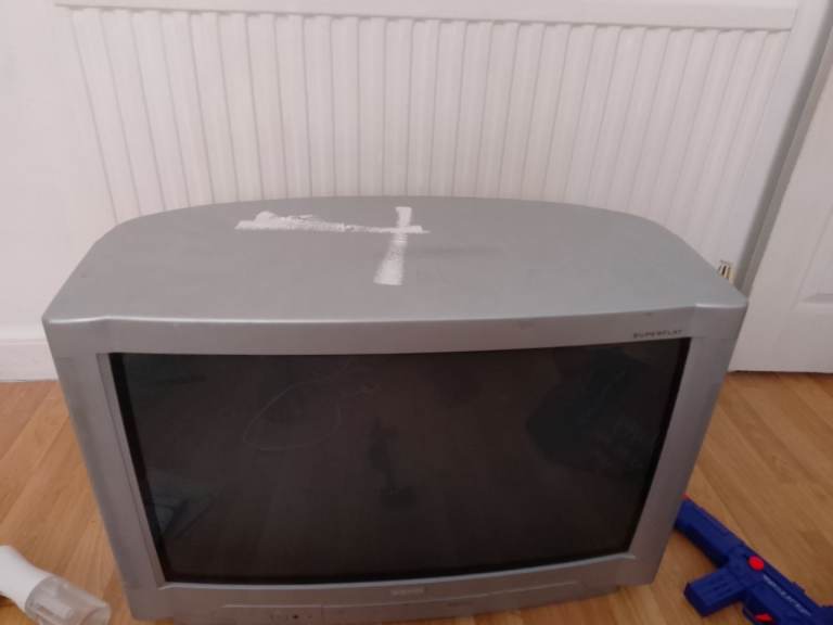 Vintage 28" Silver CRT TV – Superflat Screen – Great for Retro Gaming
