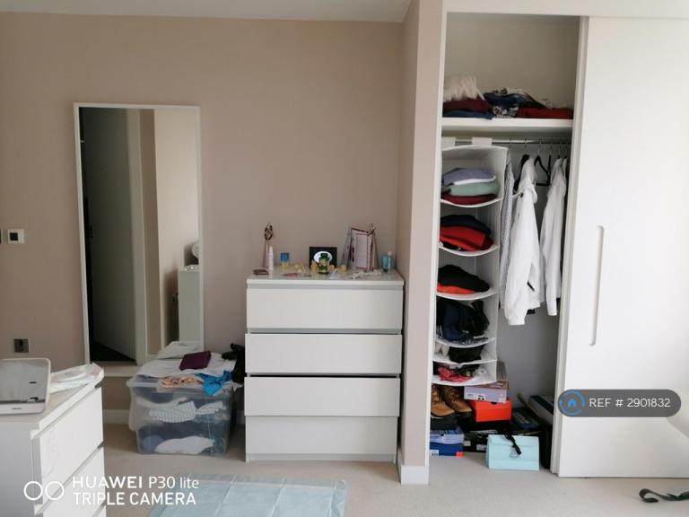 3 bedroom flat in Pump House Crescent, Brentford, TW8 (3 bed) (#2901832)