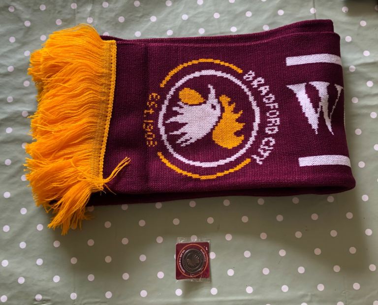 Bradford City scarf and badge We are the Bantams 