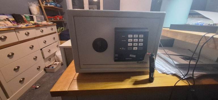 OPEN TO OFFERS Sentry Electronic Safe – With Keys – Needs Attention