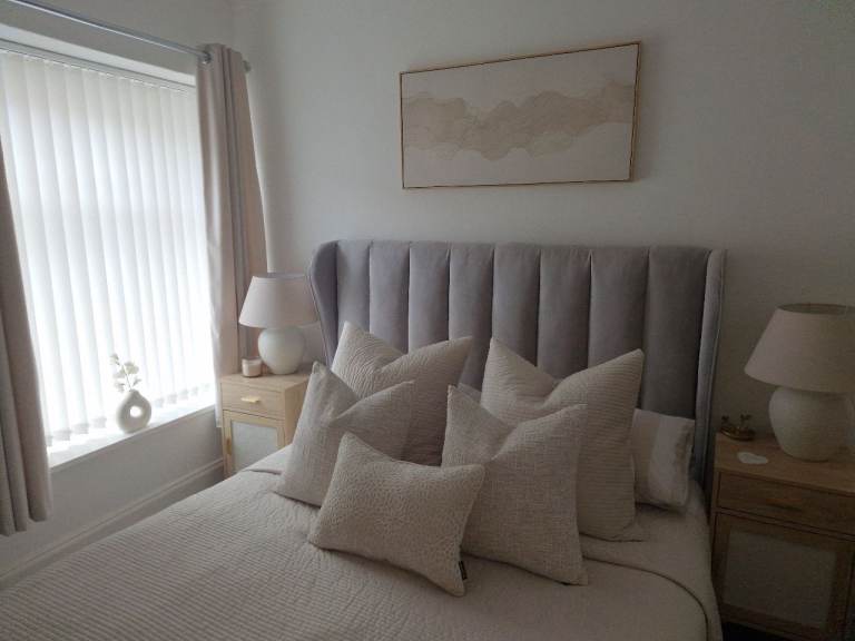 Kingsize ottoman bed