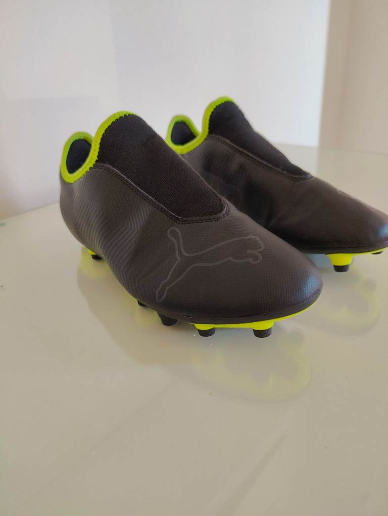  PUMA FOOTBALL BOOTS SIZE 8 BRAND NEW 