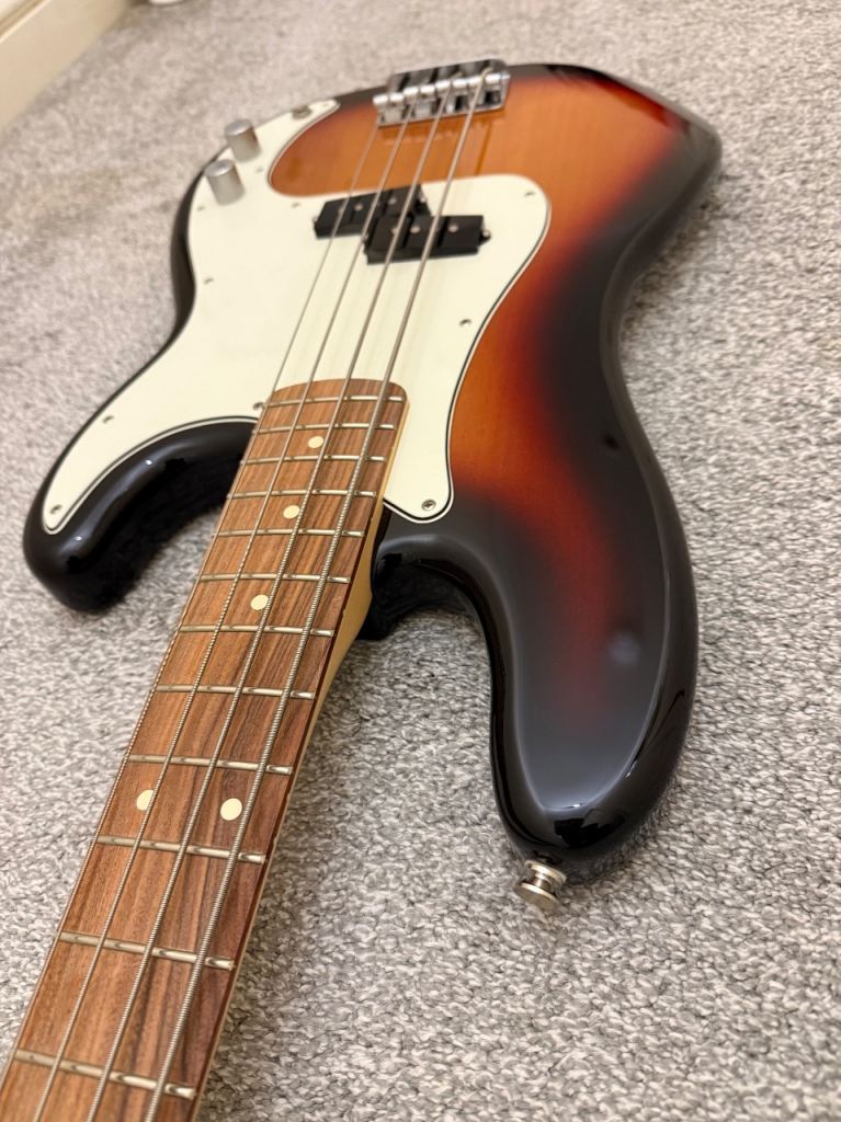 Fender P Bass 2018 MINT!!