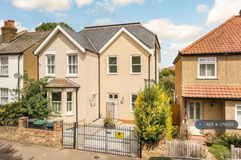 3 bedroom house in Tolworth Road, Surbiton, KT6 (3 bed) (#2716252)