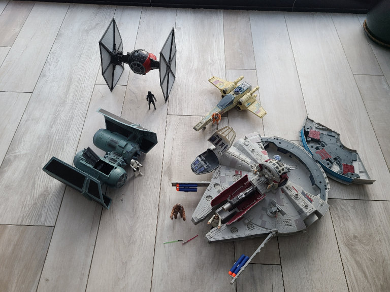 Star Wars spaceships and characters
