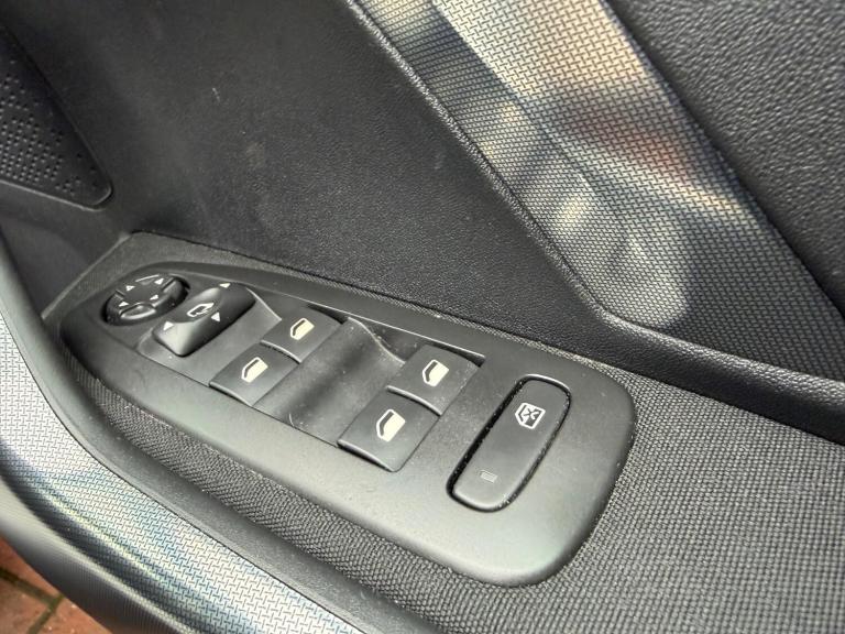 2018 Peugeot 2008 1.2 PureTech Allure Euro 6 5dr HATCHBACK Petrol Manual