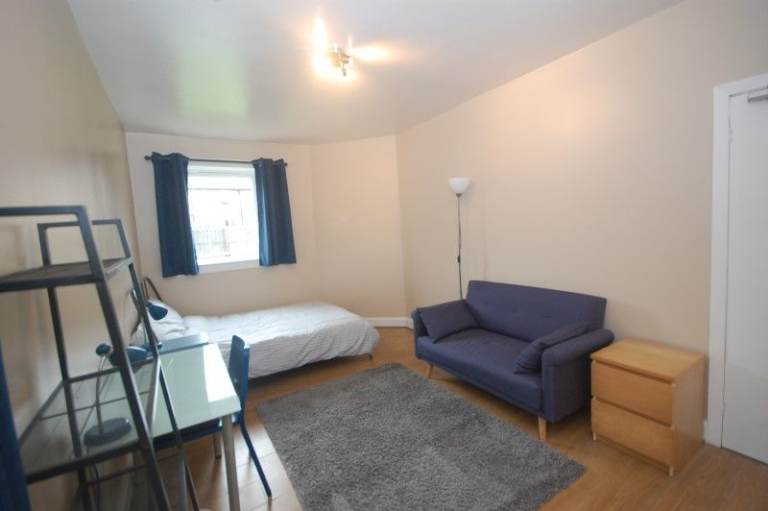 Double room - 4 bedroom flat v close to Ed Coll/Napier/HW