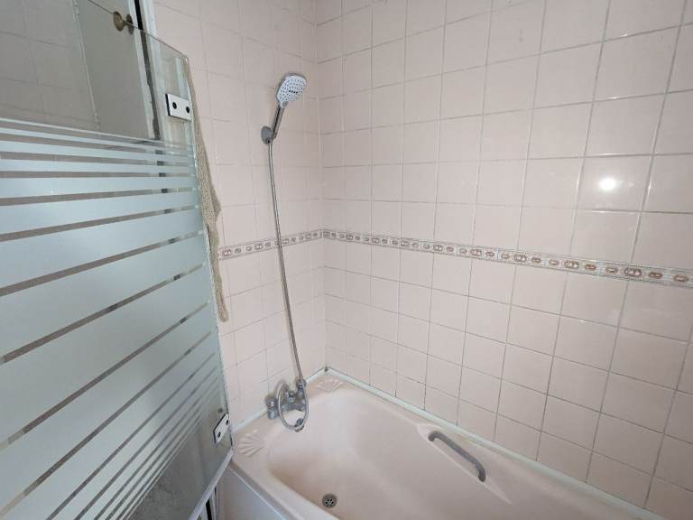 Bills Included, Single Room in a 3 Bed Flat,  Ideal for Green Park, Tesco Distribution Centre,