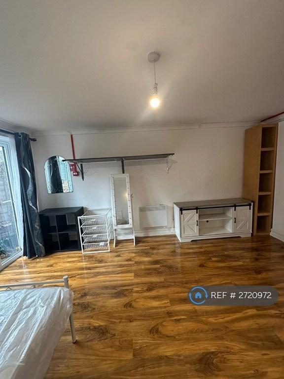 1 bedroom flat in Slades Hill, Enfield, EN2 (1 bed) (#2720972)