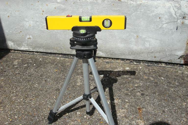 3 WAY LASER / SPIRIT LEVEL AND TRIPOD