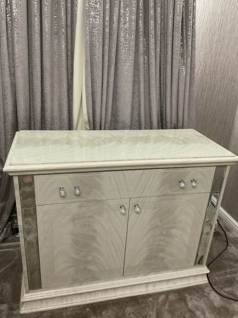 Living room or dining unit -good condition 