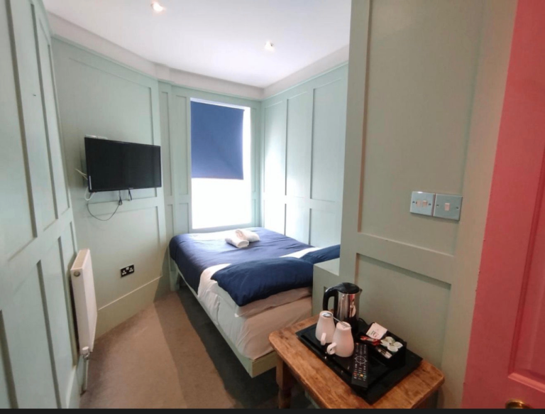 Spacious & Cosy ensuite room for rent BN2 1PG