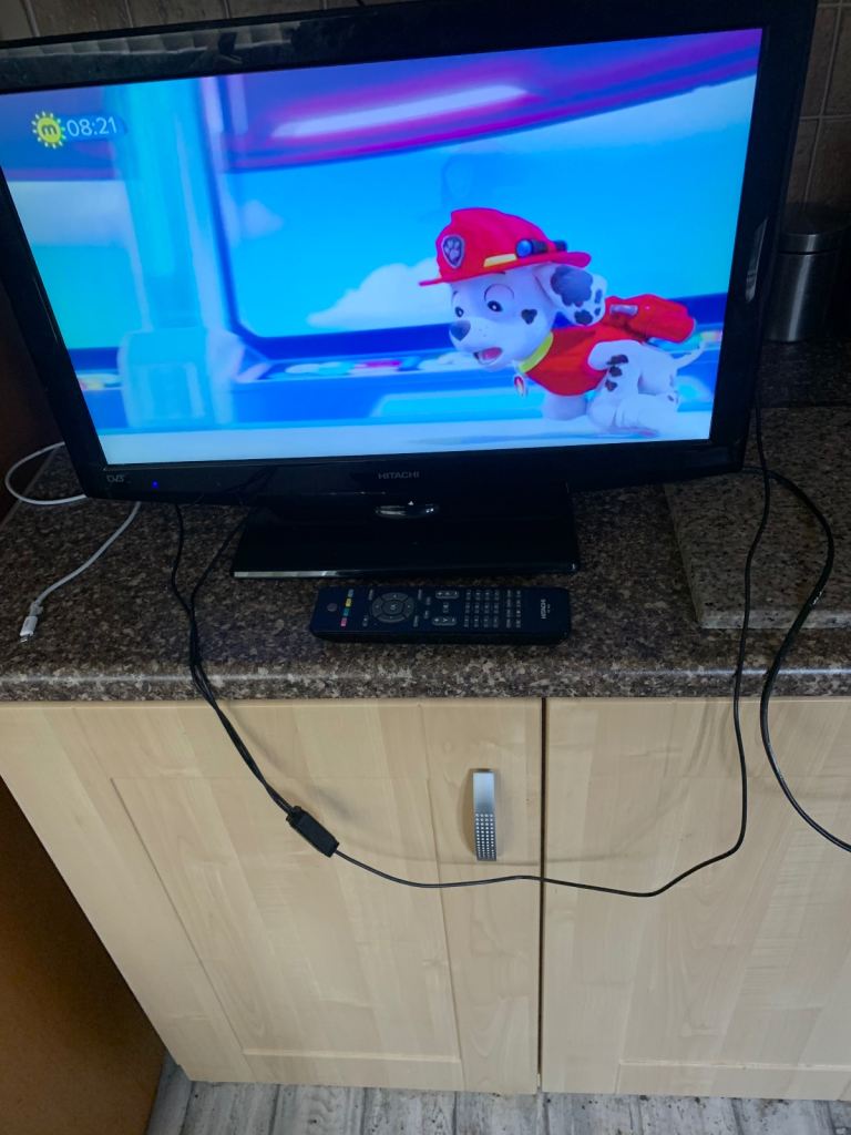 Hitachi LCD TV with Remote – Good Working Order