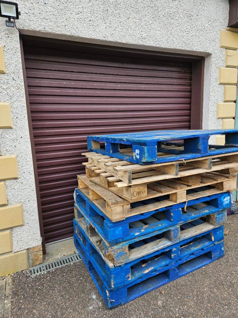 *FREE* Wooden pallets