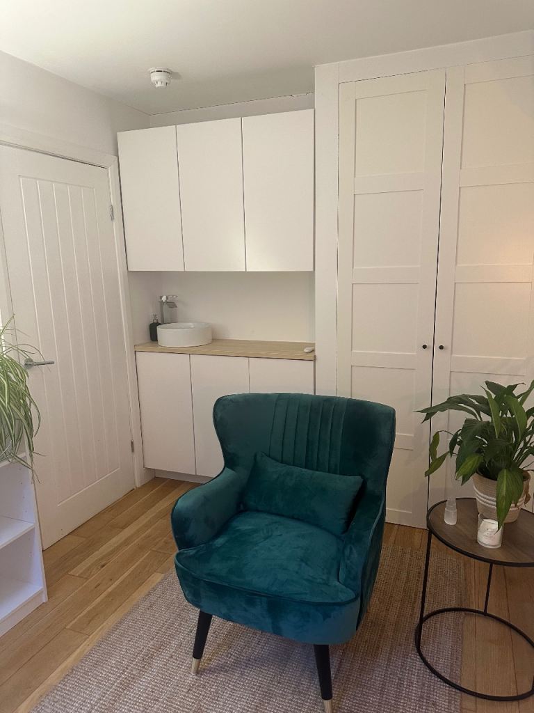 Beauty Room & Nail Table & Hair Chair To Rent in the City Centre!