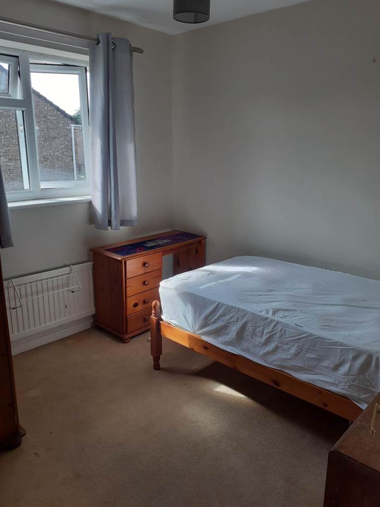 SINGLE ROOM FOR RENT.  (Clevedon )