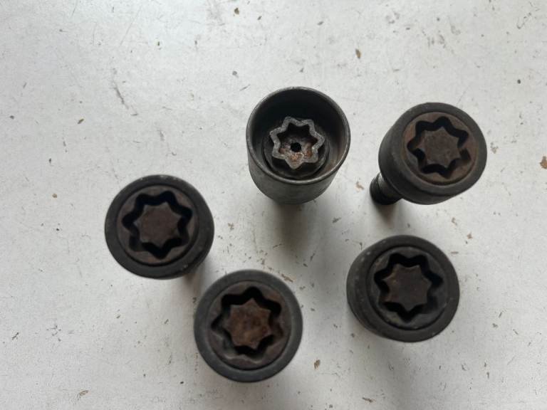 VAUXHALL ADAM/CORSA SET OF LOCKING WHEEL NUTS AND KEY