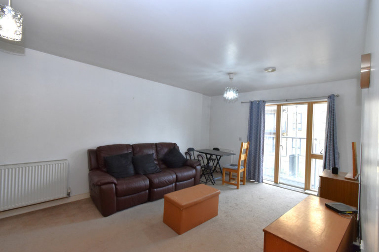 2 bedroom flat in Trout Road, UB7