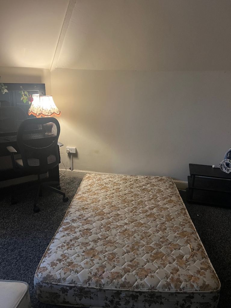 1 room available for rent 