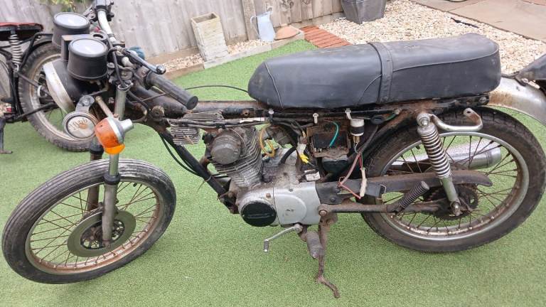 Honda cb100 project.parts. barn find.spares repairs 