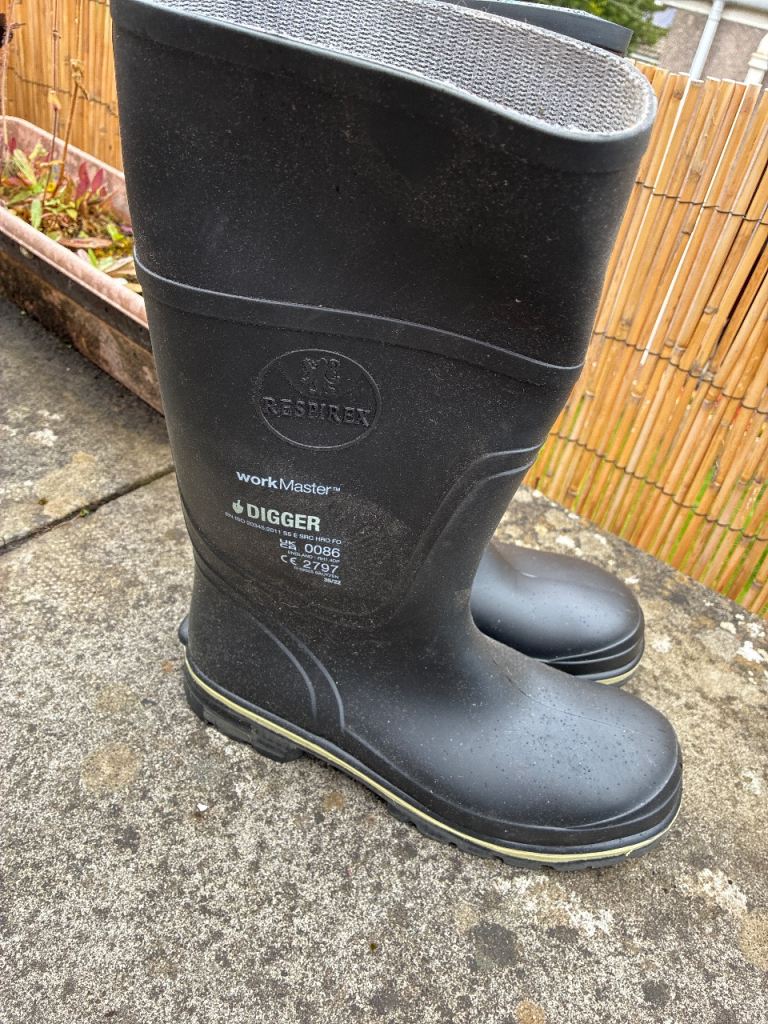 Steel toe capped work wellies size 9