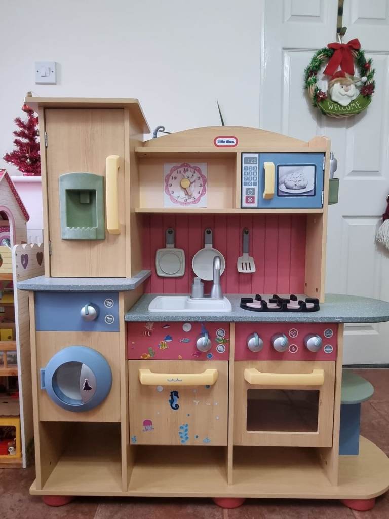 Play kitchen and items